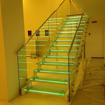 Ограждение с подсветкой для маршевой лестницы