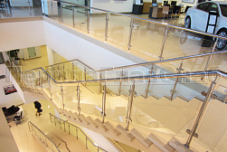 Стеклянные перила для лестниц в Омске. Готовые проекты ПерилаГлавСнаб - фото 22