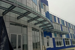 Стеклянные козырьки на спайдерах в Омске. Готовые проекты ПерилаГлавСнаб - фото 1