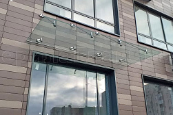 Стеклянные козырьки на вантах в Омске. Готовые проекты ПерилаГлавСнаб - фото 1