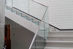 Стеклянные перила для лестниц в Омске. Готовые проекты ПерилаГлавСнаб - фото 4