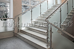 Стеклянные ограждения для торговых  и бизнес центров в Омске. Готовые проекты ПерилаГлавСнаб - фото 2