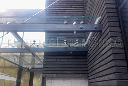 Стеклянные козырьки на спайдерах в Омске. Готовые проекты ПерилаГлавСнаб - фото 5