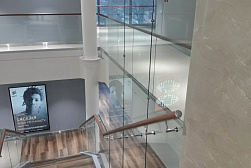 Стеклянные ограждения для торговых  и бизнес центров в Омске. Готовые проекты ПерилаГлавСнаб - фото 6