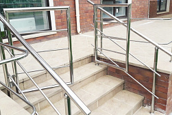 Ограждение лестницы от детей в Омске. Готовые проекты ПерилаГлавСнаб - фото 4